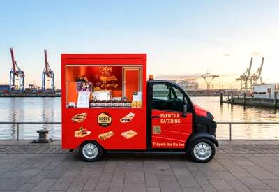 Rote Piaggio Ape Foodtruck am Hafen
