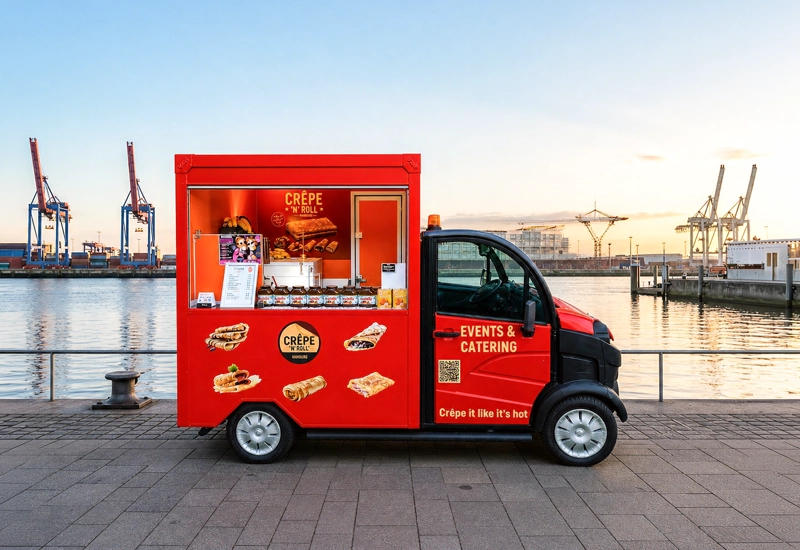 Rote Piaggio Ape Foodtruck am Hafen
